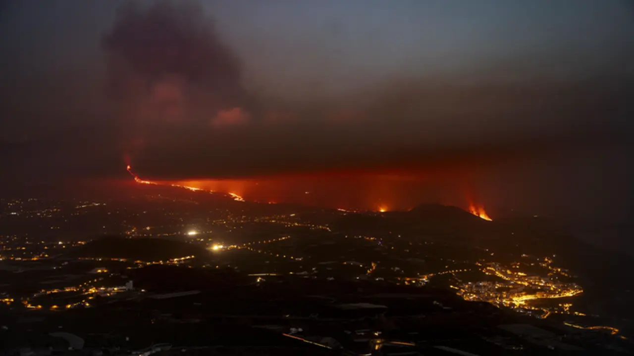 <p> La lava del volc&aacute;n de Cumbre Vieja en La Palma alcanza el mar - Kike Rinc&oacute;n - Europa Press </p>