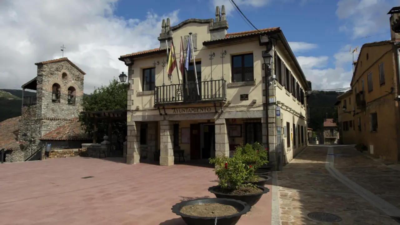 <p> Archivo - Plaza del Ayuntamiento en un municipio de Madrid. - Rafael Bastante - Europa Press - Archivo </p>