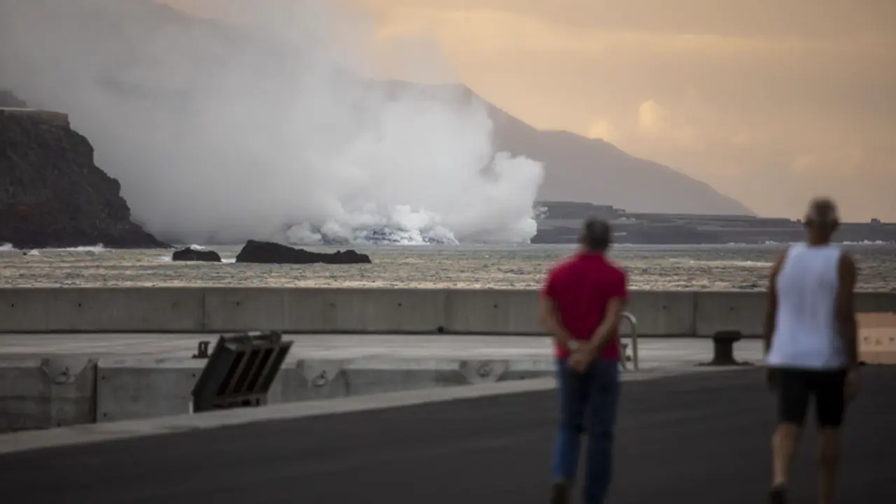 <p> La lava que alcanza el mar en La Palma crea una isla baja de m&aacute;s de medio kil&oacute;metro de ancho </p>