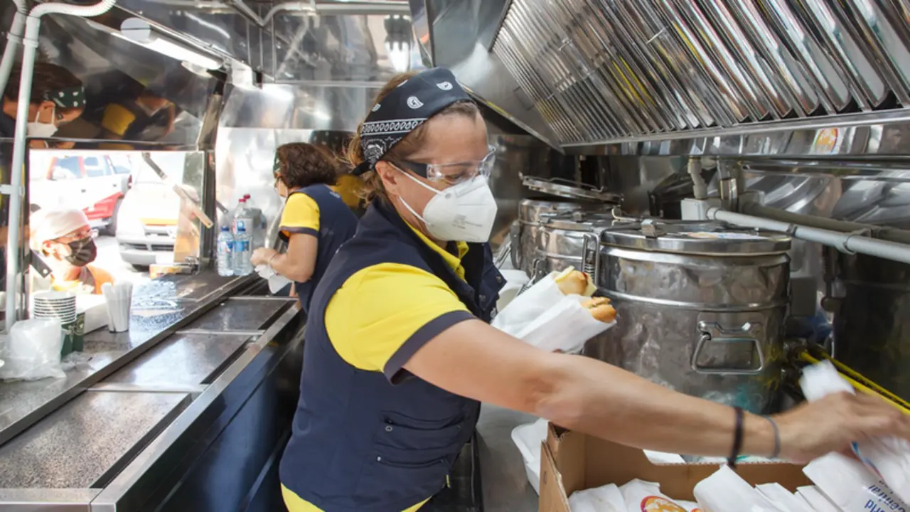 <p> Voluntarias de World Central Kitchen, la ONG del chef Jos&eacute; Andr&eacute;s, reparten comida entre los trabajadores y voluntarios que asisten a los afectados por el volc&aacute;n de Cumbre Vieja - Europa Press </p>