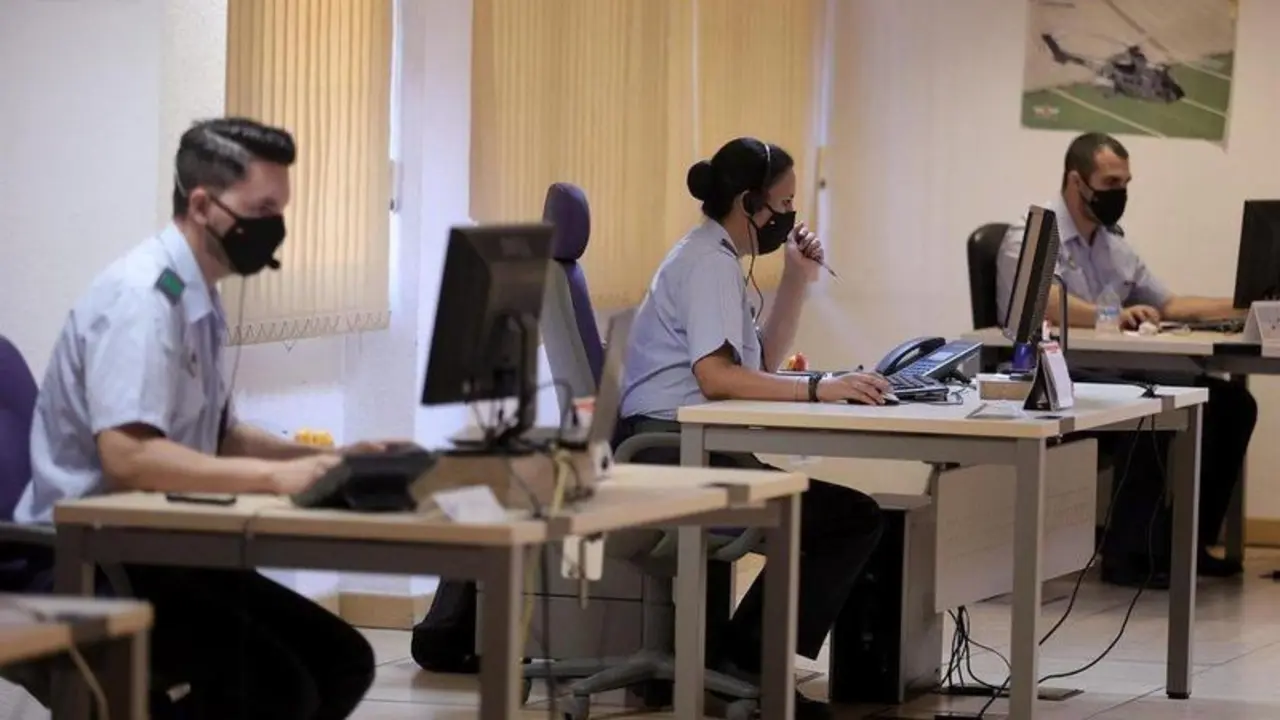 <p> Militares del equipo de rastreo de la Secci&oacute;n de Vigilancia Epidemiol&oacute;gica de la Base A&eacute;rea de Torrej&oacute;n trabajan delante de un ordenador durante su jornada </p>