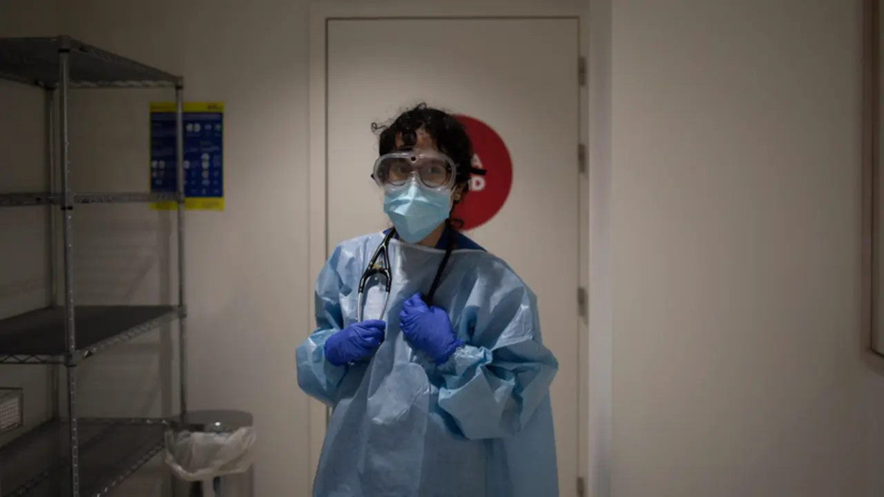 <p> Archivo - Una mujer se somete a una prueba PCR. - David Zorrakino - Europa Press - Archivo </p>