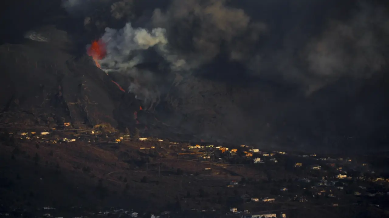 <p> La colada de lava del volc&aacute;n de Cumbre Vieja se dirige hacia el mar, a 29 de septiembre de 2021, en La Palma, Islas Canarias (Espa&ntilde;a). La lava que ha alcanzado el mar en la isla de La Palma ha creado ya una "isla baja" de m&aacute;s de medio kil&oacute;metro de ancho, - Kike Rinc&oacute;n - Europa Press </p>