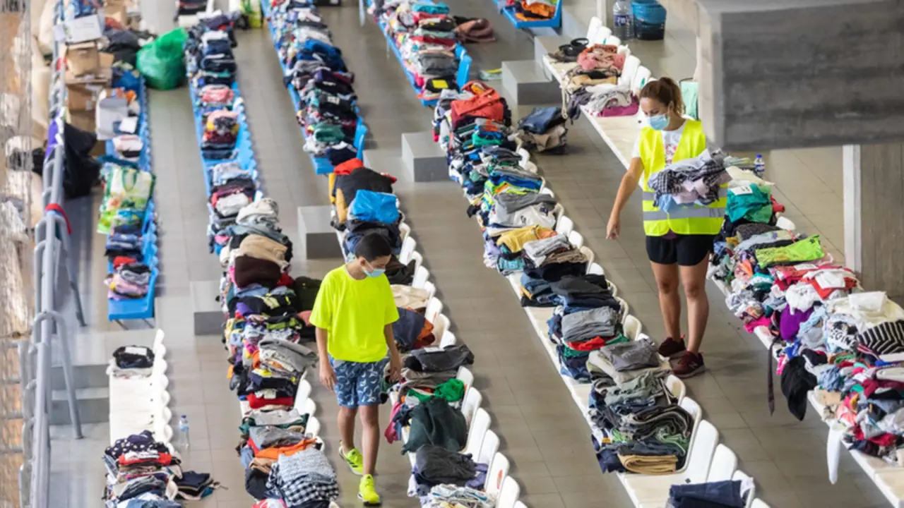 <p> Varias personas colaboran y apilan ropa y objetos en el Polideportivo Severo Rodr&iacute;guez, donde se almacenan donaciones para los afectados por la erupci&oacute;n del volc&aacute;n de Cumbre VIeja - Kike Rinc&oacute;n - Europa Press </p>