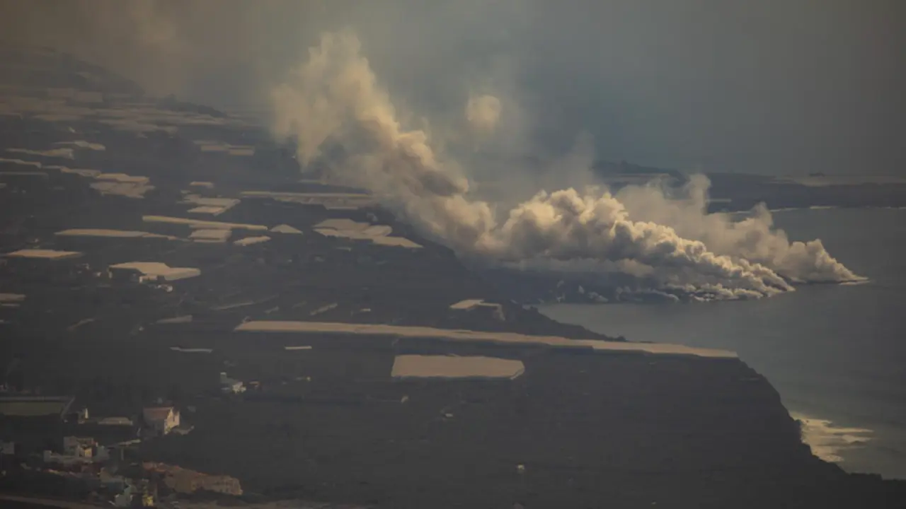 Vista general de la nube t&oacute;xica formada por el contacto de la lava del volc&aacute;n de Cumbre Vieja con el mar, desde el mirador de El Time de La Palma, a 30 de septiembre de 2021, en La Palma, Santa Cruz de Tenerife, Canarias (Espa&ntilde;a). - Kike Rinc&oacute;n - Europa Press