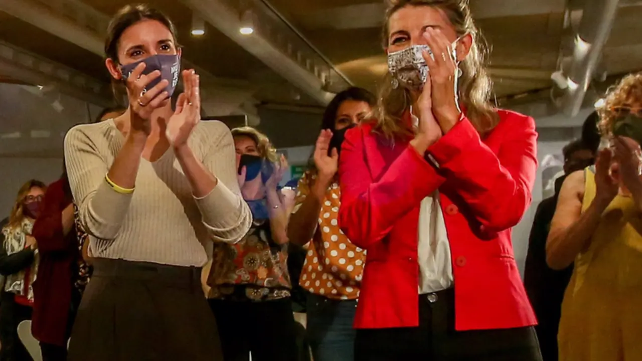 <p> La ministra de Igualdad, Irene Montero (i) y la vicepresidenta segunda del Gobierno y ministra de Trabajo y Econom&iacute;a Social, Yolanda D&iacute;az (d), aplauden en el encuentro 'El feminismo de la cuarta ola: una nueva generaci&oacute;n de derechos feministas' - Ricardo Rubio - Europa Press </p>