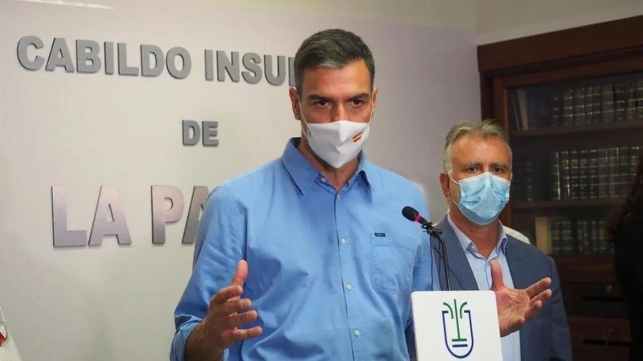 <p> El presidente del Gobierno, Pedro S&aacute;nchez, responde a los medios tras una reuni&oacute;n con el Comit&eacute; Director del Plan Especial de Protecci&oacute;n Civil y Atenci&oacute;n de Emergencias por riesgo volc&aacute;nico (PEVOLCA) -  Europa Press </p>