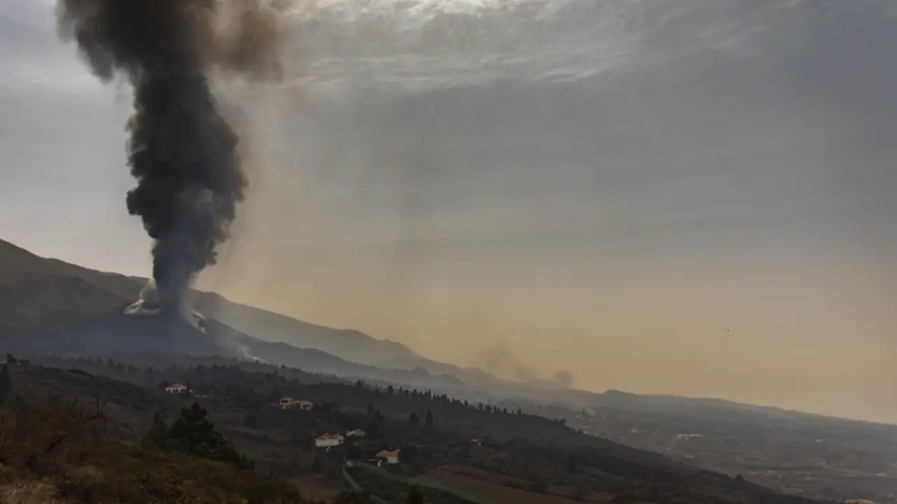 <p> El volc&aacute;n de Cumbre Vieja desde el valle de Aridane, a 1 de octubre de 2021, en Tacande de Abajo, La Palma - Kike Rinc&oacute;n - Europa Press </p>