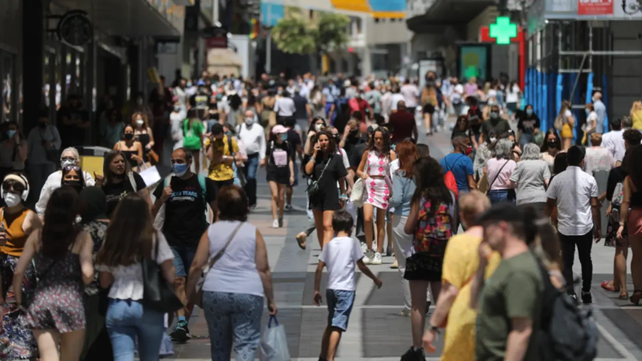 <p> Un grupo de personas camina en el centro de la capital, a 28 de junio de 2021, en Madrid, (Espa&ntilde;a). - Isabel Infantes - Europa Press </p>