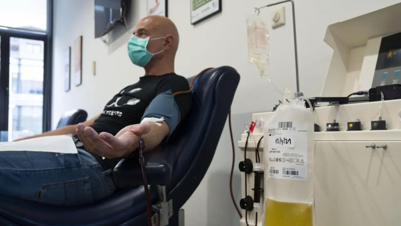 <p> Archivo - El m&eacute;dico Nacho del Campo donando plasma con anticuerpos - HOSPITAL VALDECILLA - Archivo </p>