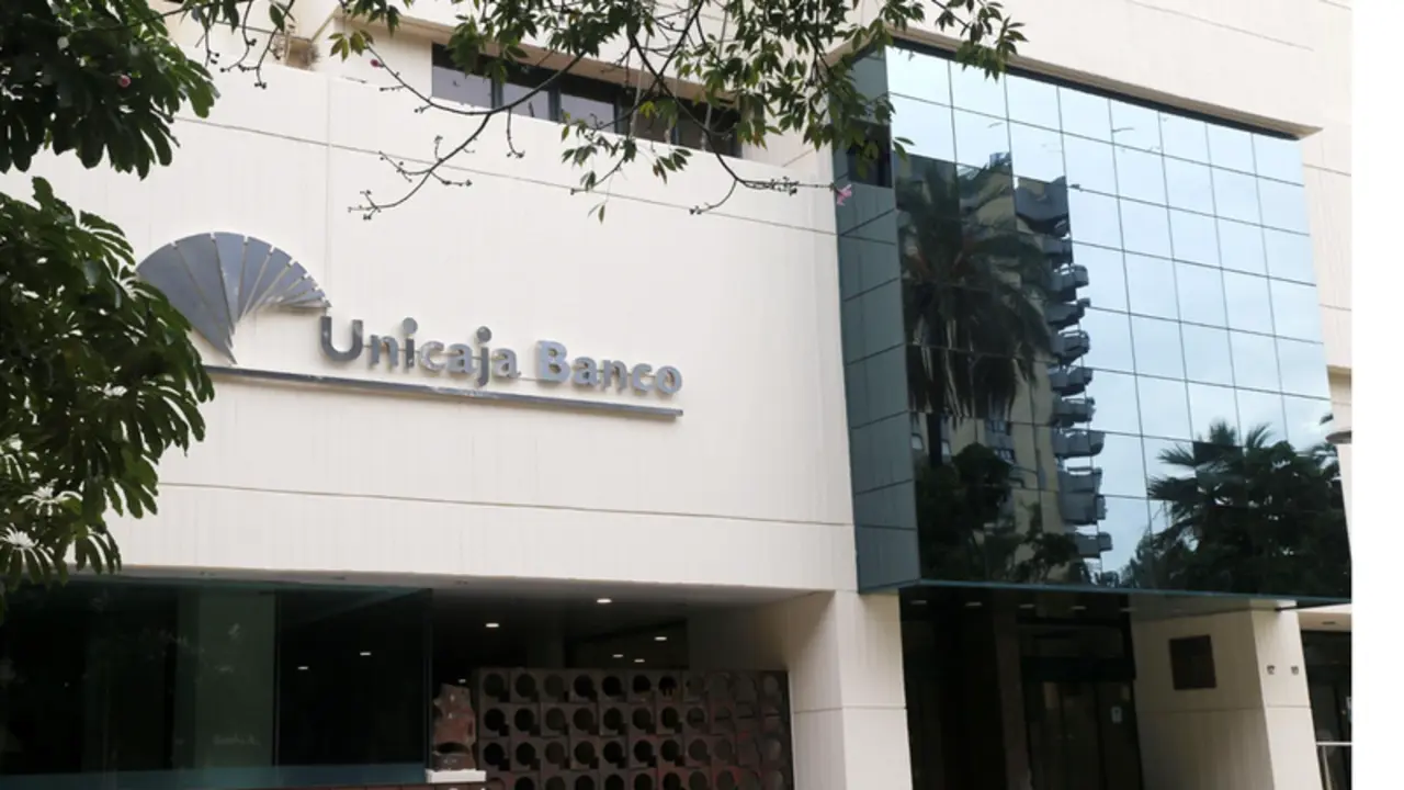 <p> Archivo - Sede de Unicaja Banco Econom&iacute;a grupo entidad bancaria financiera m&aacute;laga - UNICAJA BANCO - Archivo </p>