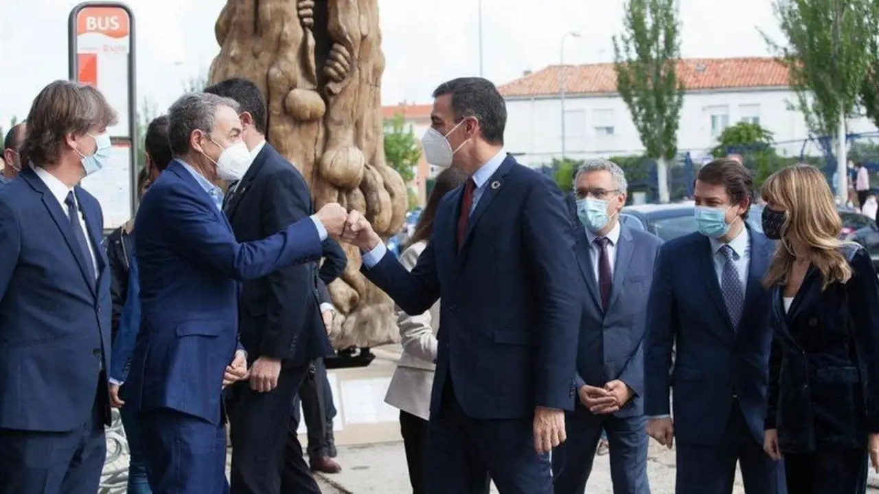 <p> El presidente del Gobierno, Pedro S&aacute;nchez (d), saluda al expresidente del Gobierno Jos&eacute; Luis Rodr&iacute;guez Zapatero a su llegada a la inauguraci&oacute;n de la IV Feria Nacional para la Repoblaci&oacute;n de la Espa&ntilde;a Rural Presura*20 - Concha Ortega Oroz - Europa Press - Archivo </p>