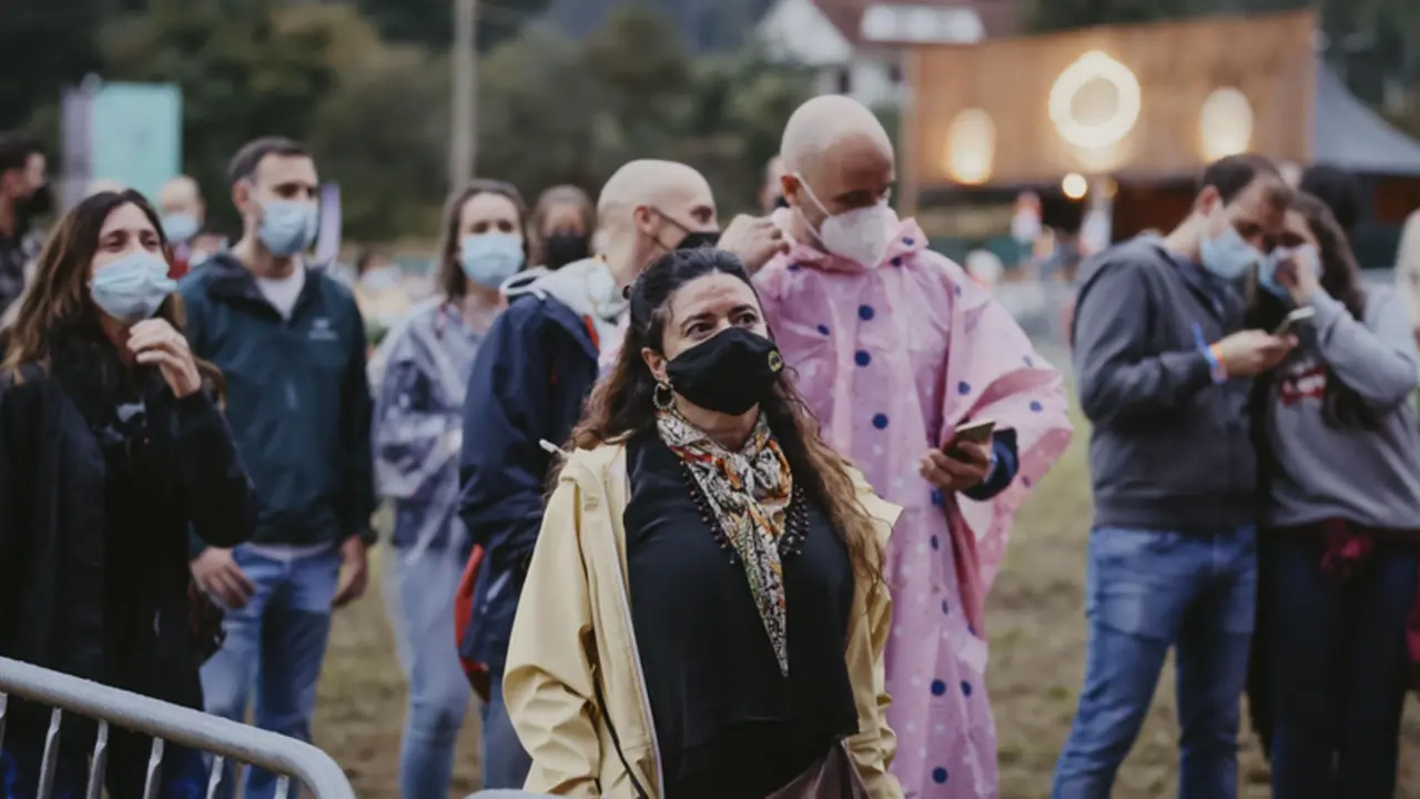 <p> Varias personas asisten a la novena edici&oacute;n del Festival Portam&eacute;rica Origen 2021 en Caldas de Reis, a 1 de octubre de 2021, en Pontevedra, Galicia (Espa&ntilde;a). - Beatriz Ciscar - Europa Press </p>