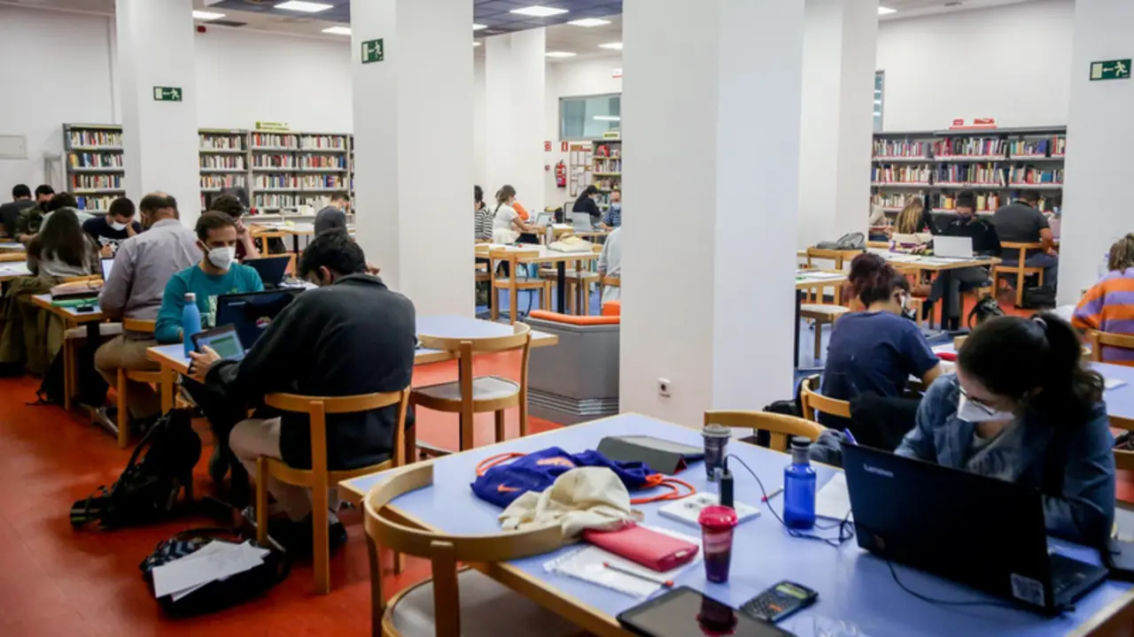 <p> Varias personas en una de las salas de la biblioteca p&uacute;blica Elena Fort&uacute;n, el primer d&iacute;a de fin de las restricciones de aforo en Madrid, a 4 de octubre de 2021, en Madrid (Espa&ntilde;a). - Ricardo Rubio - Europa Press </p>