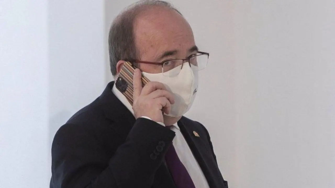 <p> 28-07-2021 El ministro de Cultura y Deporte, Miquel Iceta, habla por tel&radic;&copy;fono a su llegada al acto de toma de posesi&radic;&ge;n de altos cargos del Ministerio de la Presidencia, Relaciones con las Cortes y Memoria Democr&radic;&deg;tica y del de Cultura y Deporte, a 28 de julio de 2021, en La Moncloa, Madrid, (Espa&radic;&plusmn;a). El acto se produce dos semanas despu&radic;&copy;s de que F&radic;&copy;lix Bola&radic;&plusmn;os y Miquel Iceta se pusieran al frente de los Ministerios de la Presidencia y de Cultura y Deporte respectivamente.<br>SOCIEDAD <br>EUROPA PRESS/A.Ortega.POOL - Europa Press </p>