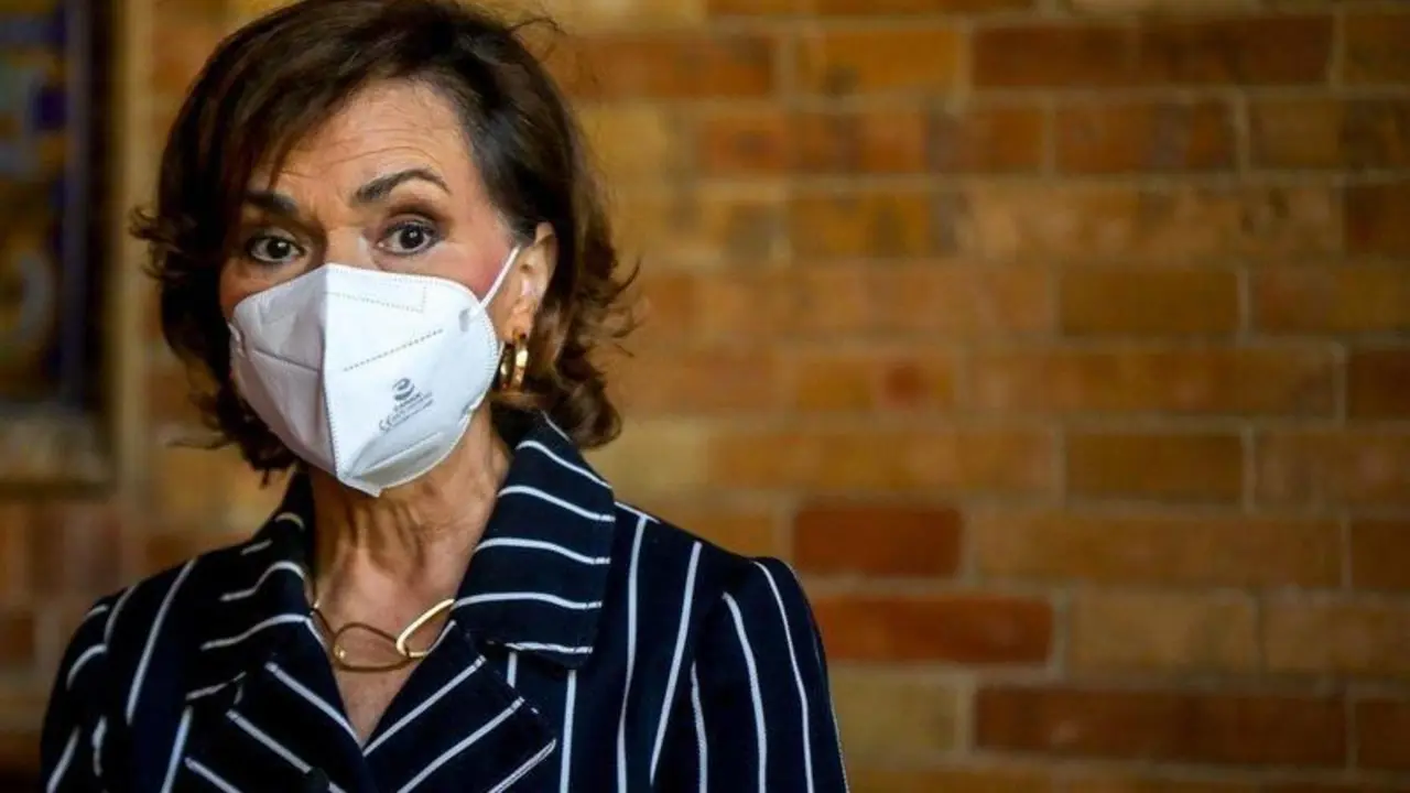 <p> Carmen Calvo, atiende a los medios antes de clausurar el acto de presentaci&oacute;n del libro 'Memoria Democr&aacute;tica. Fosas y exhumaciones" a 28 de mayo del 2021, en Sevilla, Andaluc&iacute;a, Espa&ntilde;a - Mar&iacute;a Jos&eacute; L&oacute;pez - Europa Press </p>