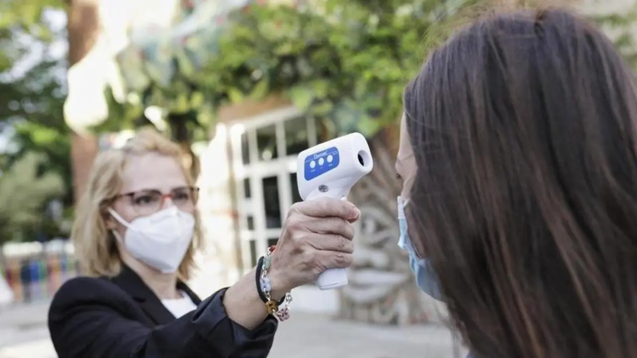 <p> Archivo - Una profesora le toma la temperatura a una alumna, foto de recurso - Jes&uacute;s Hell&iacute;n - Europa Press - Archivo </p>