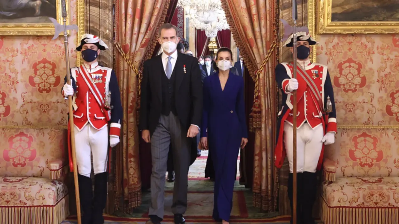 <p> El Gobierno ha congelado por segundo a&ntilde;o consecutivo la partida destinada a la Casa Real en los Presupuestos Generales del Estado, seg&uacute;n se desprende de los datos publicados al t&eacute;rmino del Consejo de Ministros extraordinario de este jueves.<br><br>As&iacute;, seg&uacute;n la tabla con las distintas partidas que ha hecho p&uacute;blica Moncloa, la Casa del Rey volver&aacute; a contar con una partida de 8 millones de euros.<br><br>La partida presupuestaria destinada a la Casa Real estuvo congelada los a&ntilde;os 2015 y 2016, pero en los dos siguiente ejercicios (2017 y 2018) experiment&oacute; un leve incremento. En 2019 y 2020, a falta de Presupuestos Generales del Estado, se opt&oacute; por prorrogar las cuentas de 2018, cuando esta partida fue de 7.887.150,00 euros.<br><br>No obstante, el presupuesto de la Casa Real en 2021 fue en realidad de 8.431.150 euros, un dato que Zarzuela ya aclar&oacute; en su momento que era la suma de los 7.887.150 euros de presupuesto que hab&iacute;a habido en los tres a&ntilde;os anteriores, m&aacute;s los 544.000 euros adelantados por la Casa del Rey en los &uacute;ltimos dos ejercicios.<br><br>Dicha cantidad, explic&oacute; la Casa del Rey, responde a la necesidad de asumir el aumento de sueldo de los empleados p&uacute;blicos en 2019 y 2020 conforme a reales decretos ley de los &uacute;ltimos tres a&ntilde;os.<br><br>El a&ntilde;o 2021 ha sido el primero en el que no habido una partida destinada al Rey em&eacute;rito, despu&eacute;s de que Felipe VI decidiera su retirada en marzo de 2020. Adem&aacute;s, el Rey Felipe VI decidi&oacute; congelar las asignaciones que reciben los miembros de la Familia Real.<br><br>Seg&uacute;n los datos publicados en enero por Zarzuela, Don Felipe percibir&aacute; en 2021 253.850 euros, mientras que la Reina Letizia recibir&aacute; un suelto bruto de 139.610 euros y la asignaci&oacute;n para la Reina Sof&iacute;a ser&aacute; de 114.240 euros, lo que hace un total de 507.700 euros y supone el 6,02 por ciento del presupuesto total. </p>