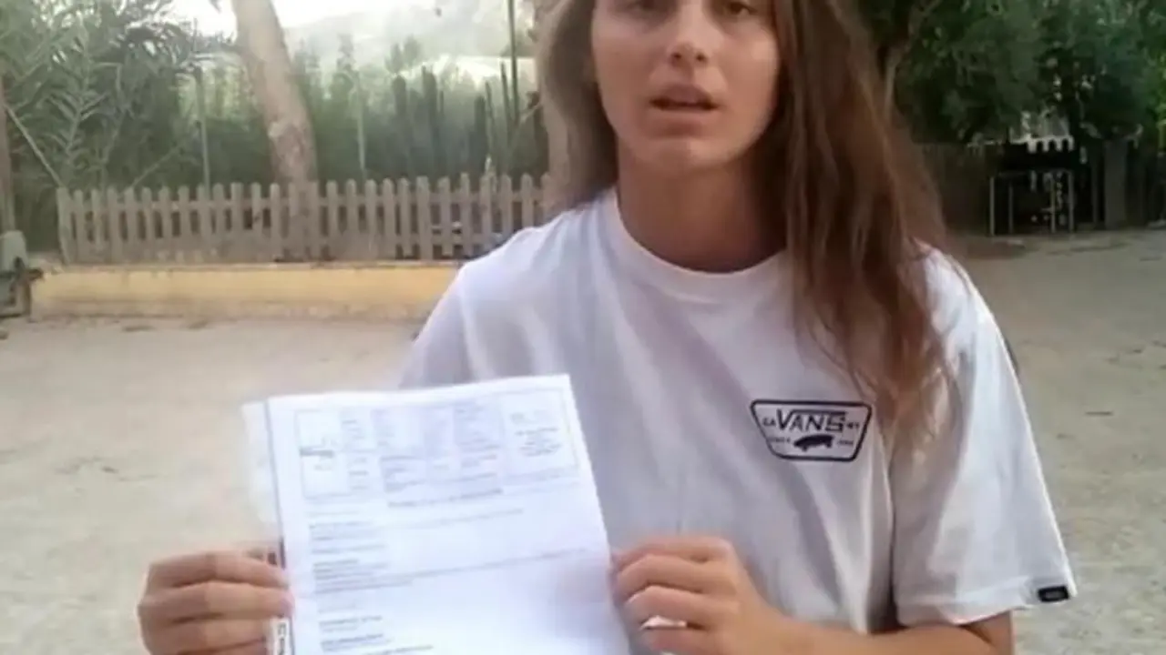 <p> Alba junto al parte m&eacute;dico </p>