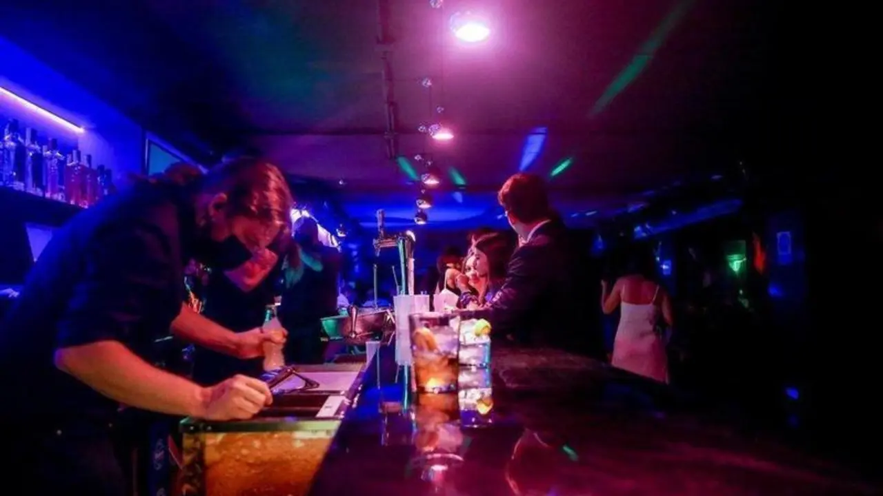 <p> Personas en la barra una discoteca de Madrid </p>