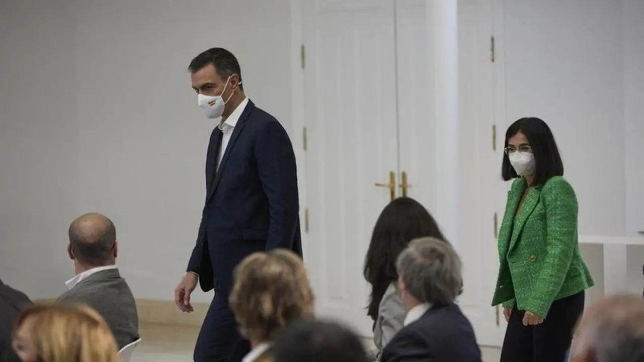 <p> La ministra de Sanidad, Carolina Darias (d) y el presidente del Gobierno, Pedro S&aacute;nchez (i), llegan al acto institucional &lsquo;Salud Mental y COVID-19&rsquo;, en el Palacio de la Moncloa, a 9 de octubre de 2021, en Madrid (Espa&ntilde;a). </p>