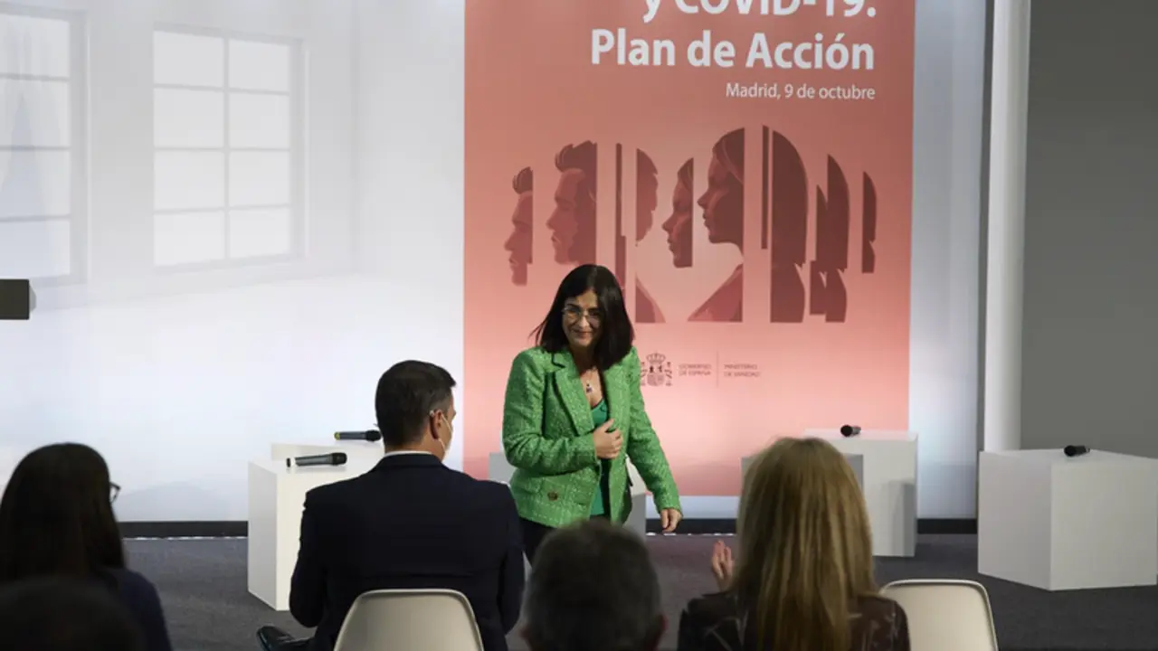 <p> La ministra de Sanidad, Carolina Darias (d), mira al presidente del Gobierno, Pedro S&aacute;nchez (i), en el acto institucional &lsquo;Salud Mental y COVID-19&rsquo;, en el Palacio de la Moncloa, a 9 de octubre de 2021, en Madrid (Espa&ntilde;a). - EUROPA PRESS/J. Hell&iacute;n. POOL - Europa Press </p>