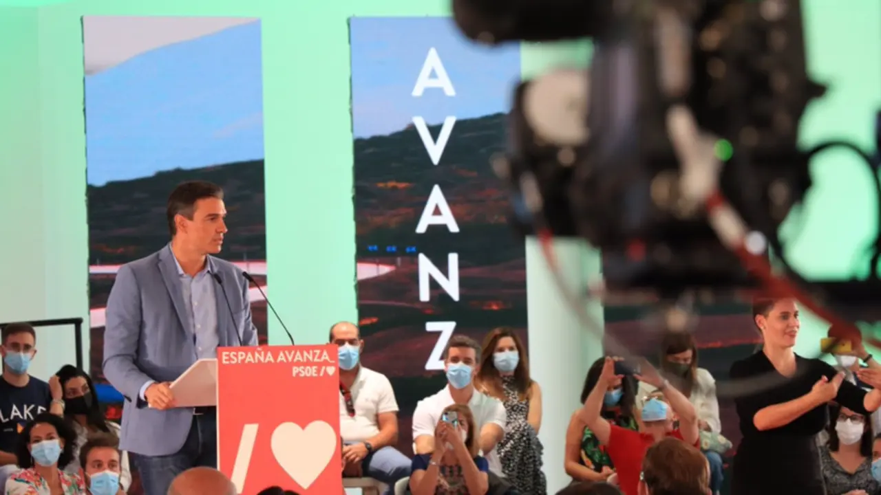 <p> S&aacute;nchez dice que los que "pontifican" con bajadas de impuestos "aparecen en los Papeles de Panam&aacute; y de Pandora" </p>