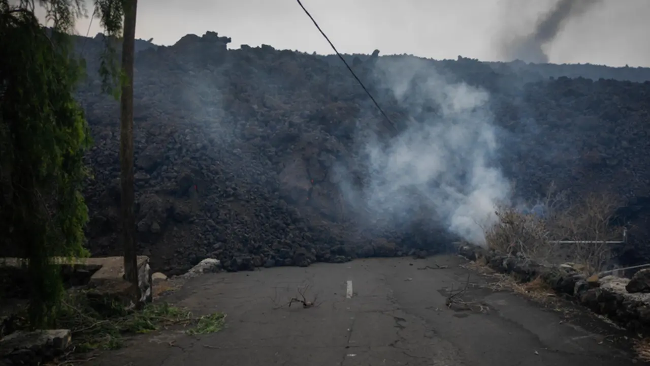 <p> La lava del volc&aacute;n llega al n&uacute;cleo urbano de Todoque, a 21 de septiembre de 2021 - Kike Rinc&oacute;n - Europa Press </p>