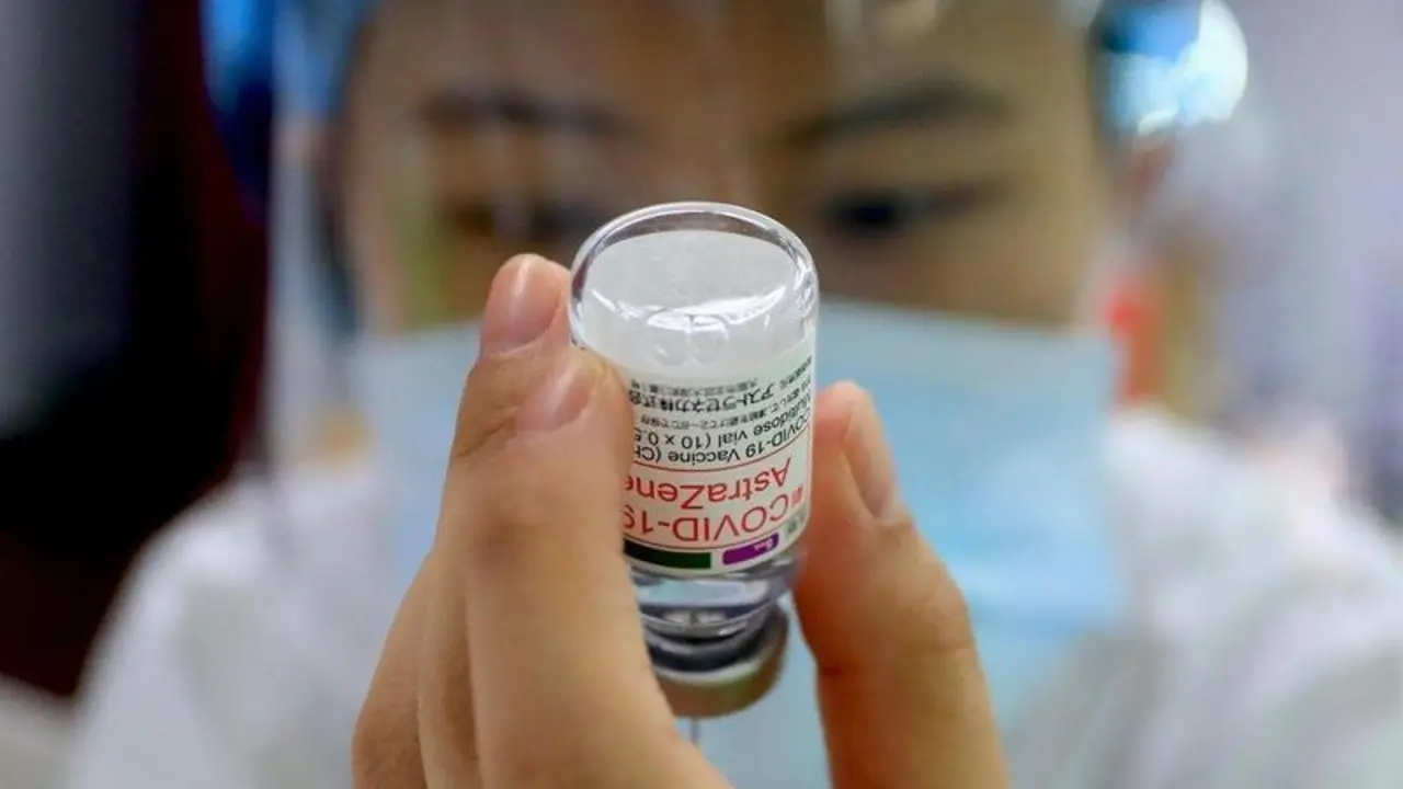 <p> 15 June 2021, Taiwan, New Taipei City: A health worker prepares a dose of AstraZeneca COVID-19 vaccine during nationwide vaccination programmes. Photo: Daniel Ceng Shou-Yi/ZUMA Wire/dpa - Daniel Ceng Shou-Yi/ZUMA Wire/dp / DPA </p>