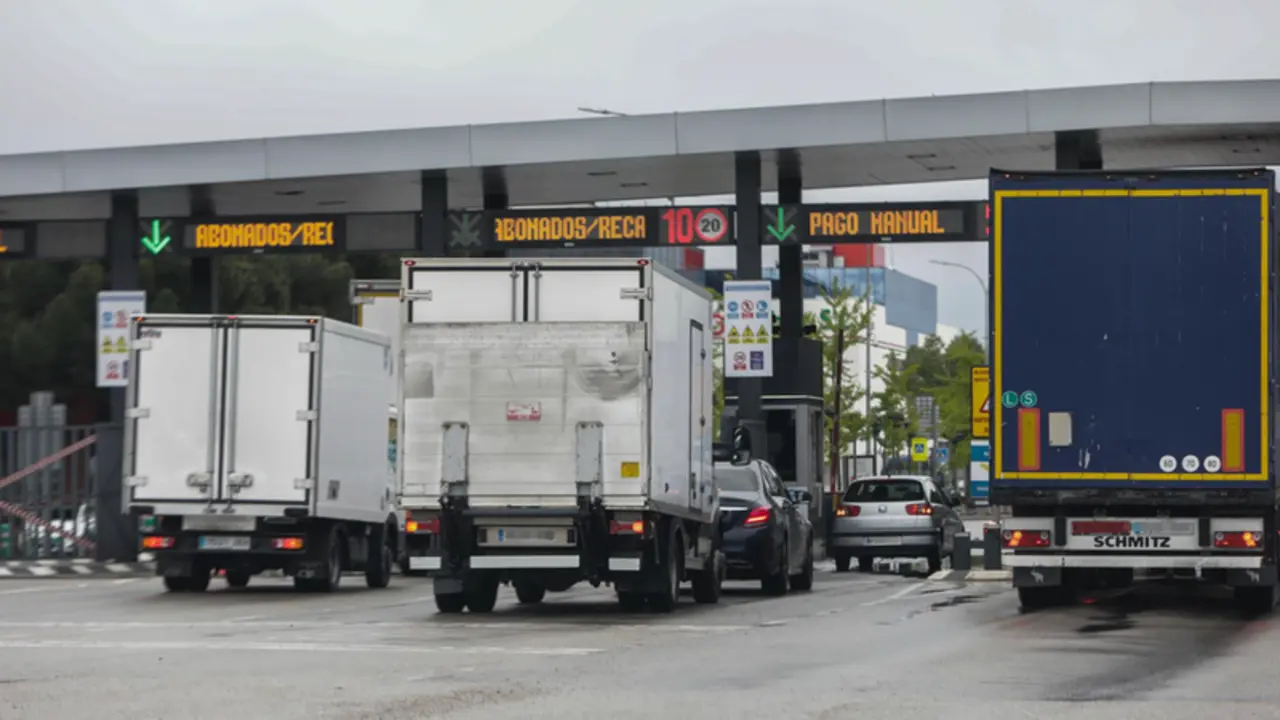 <p> Archivo - Varios camiones esperan para pasar por el peaje de acceso a Mercamadrid el pasado 15 de abril de 2020 - Jes&uacute;s Hell&iacute;n - Europa Press - Archivo </p>