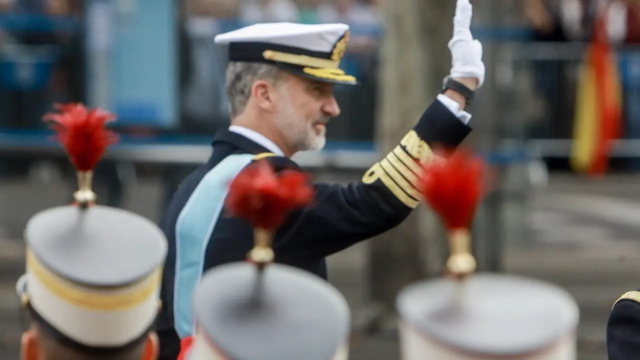 <p> Archivo - El rey Felipe VI saluda a las tropas durante el desfile militar por el D&iacute;a de la Fiesta Nacional, en Madrid (Espa&ntilde;a) a 12 de octubre de 2019. - Ricardo Rubio - Europa Press - Archivo </p>