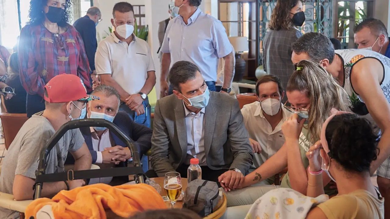 <p> El presidente de Canarias, &Aacute;ngel V&iacute;ctor Torres (2i); el presidente del Gobierno, Pedro S&aacute;nchez (centro) y el presidente del Cabildo de La Palma, Mariano Hern&aacute;ndez Zapata (4d), durante una visita a un hotel en cuyas instalaciones se hospedan personas despl - Toni Cuadrado - Europa Press </p>