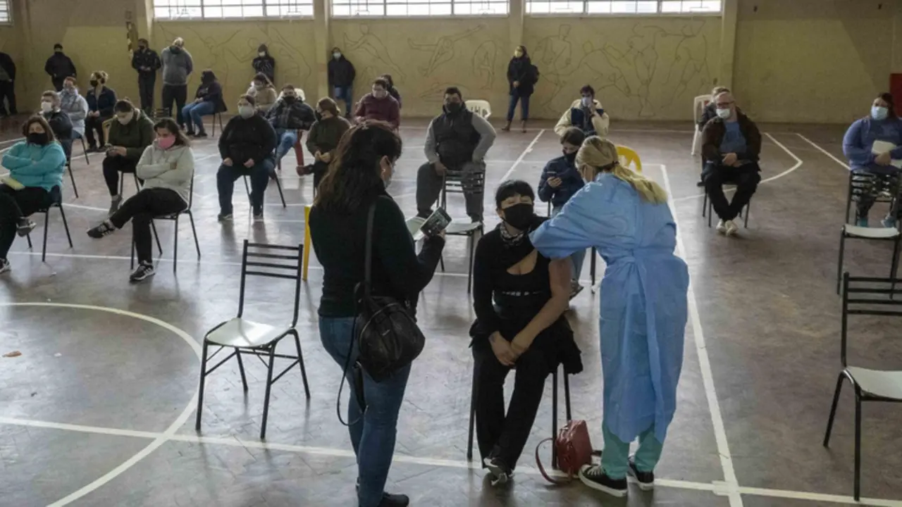 <p> Archivo - Una mujer recibe una vacuna de AstraZeneca en Argentina. - Patricio Murphy/ZUMA Wire/dpa - Archivo </p>