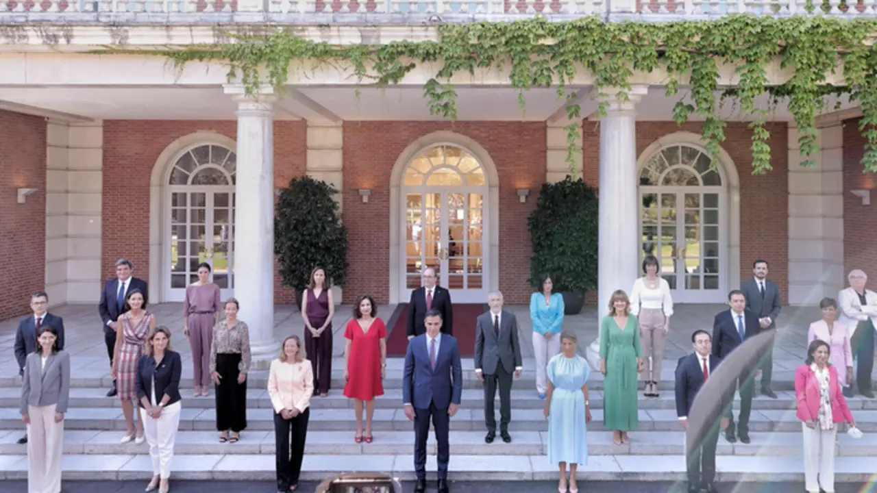 <p> Archivo - Foto de familia de todos los ministros en la escalinata del Palacio de la Moncloa - Eduardo Parra - Europa Press - Archivo </p>