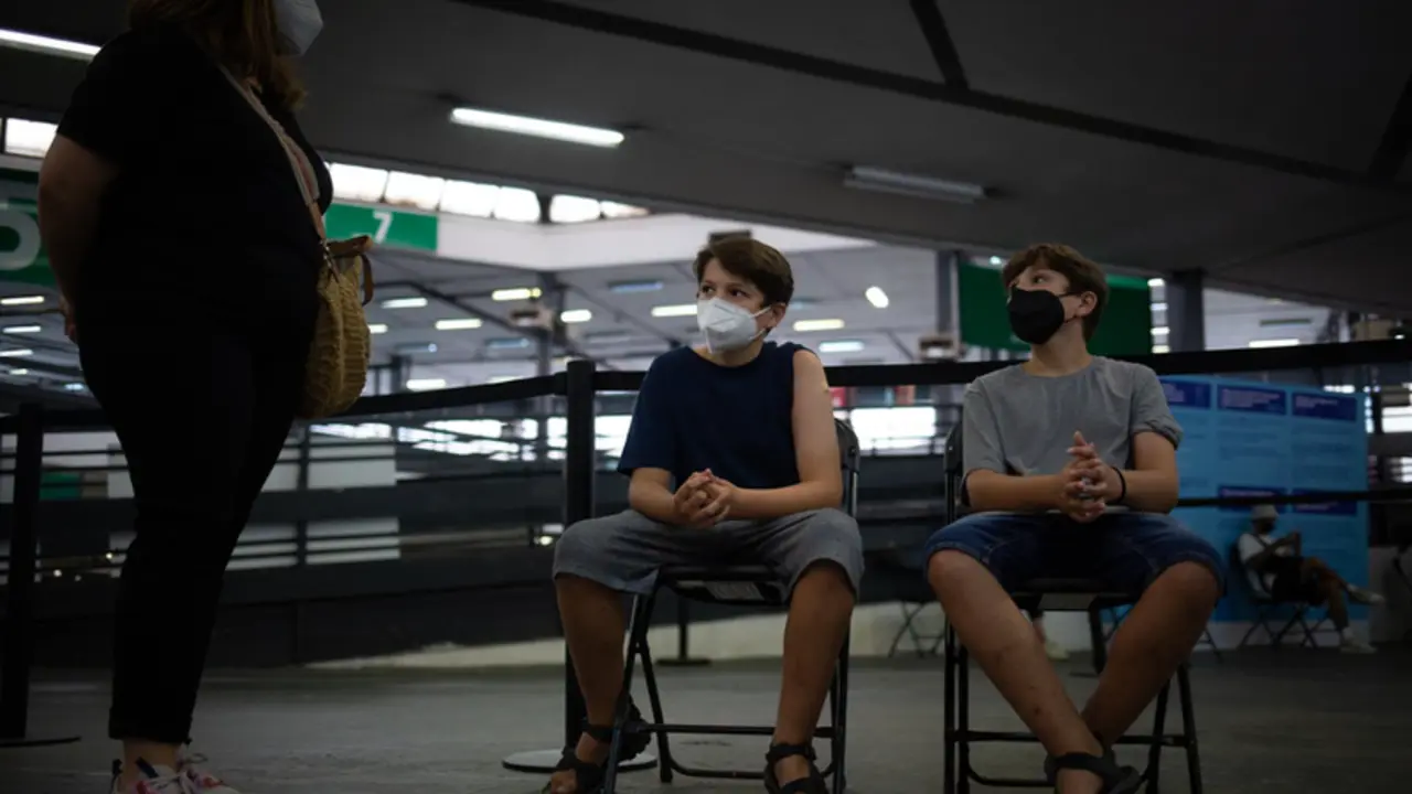 <p> Archivo - Dos adolescentes acuden a recibir la vacuna contra el Covid-19 en el recinto de Montju&iuml;c de Fira de Barcelona, a 4 de agosto de 2021, en Barcelona, Catalunya, (Espa&ntilde;a). - David Zorrakino - Europa Press - Archivo </p>