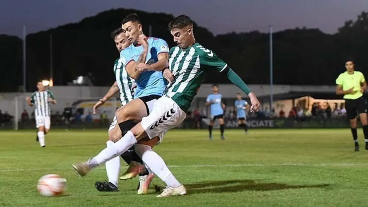 <p> Jugador del C&oacute;rdoba ante el Juventud Torremolinos </p>