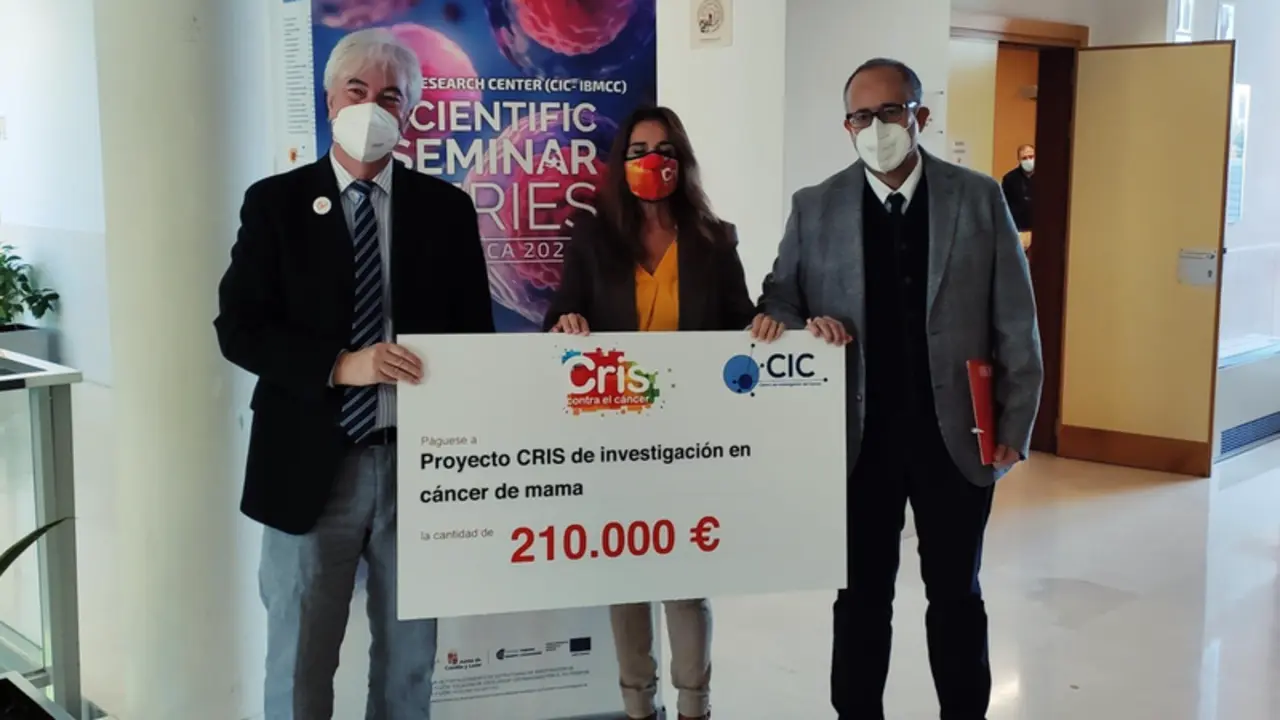 <p> Entrega de una ayuda de 210.000 euros al CIC de Salamanca, aportada por la Fundaci&oacute;n Cris, con la presencia del investigador Atanasio Pandiella, la representante de la Fundaci&oacute;n, Marta Cardona, y el vicerrector de la USAL Jos&eacute; Miguel Mateos, de I a D. - EUROPA PRESS </p>