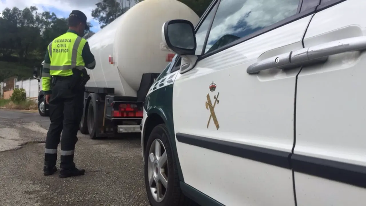 <p> Archivo - Cami&oacute;n interceptado por la Guardia Civil - GUARDIA CIVIL - Archivo </p>