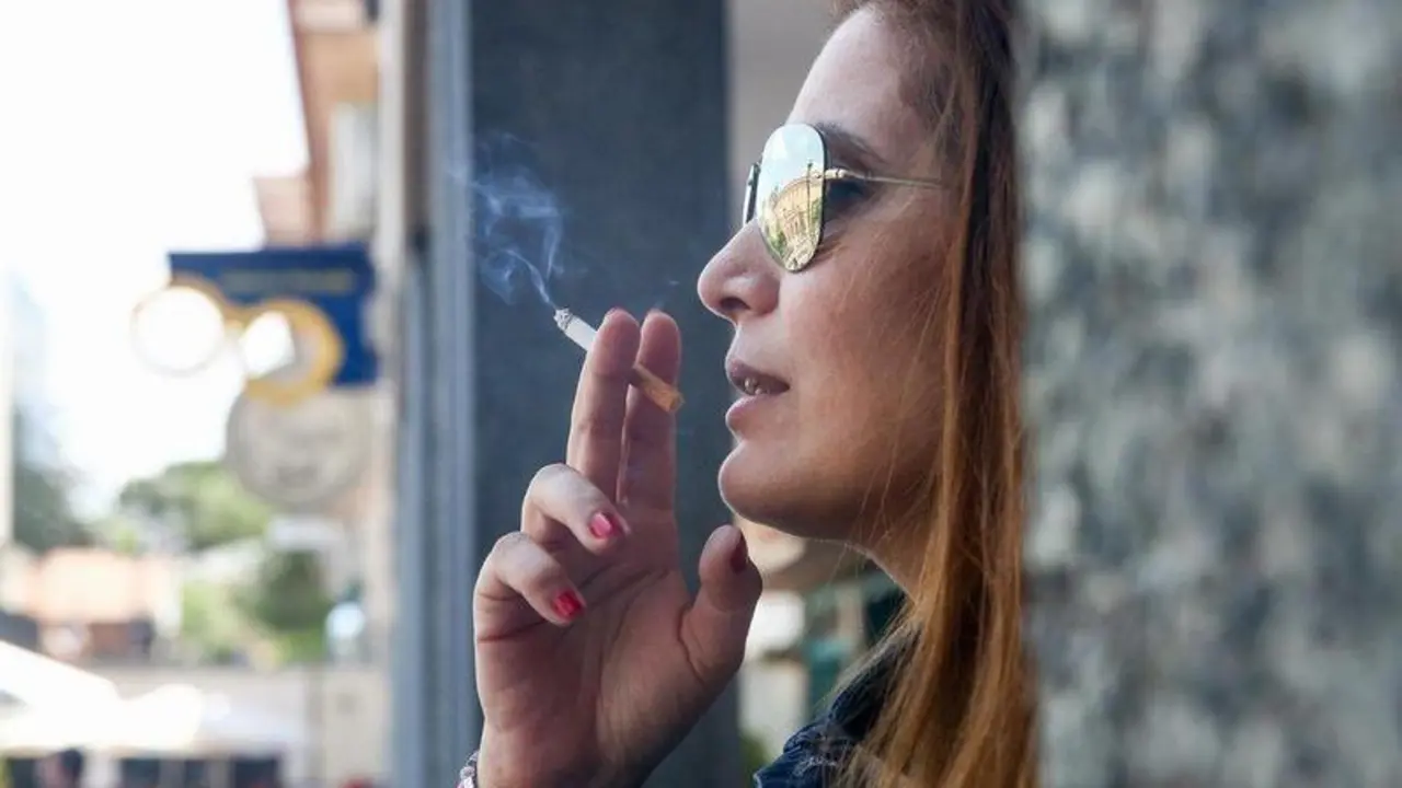 <p> Archivo - Mujer fumando un cigarro. - Ricardo Rubio - Europa Press - Archivo </p>