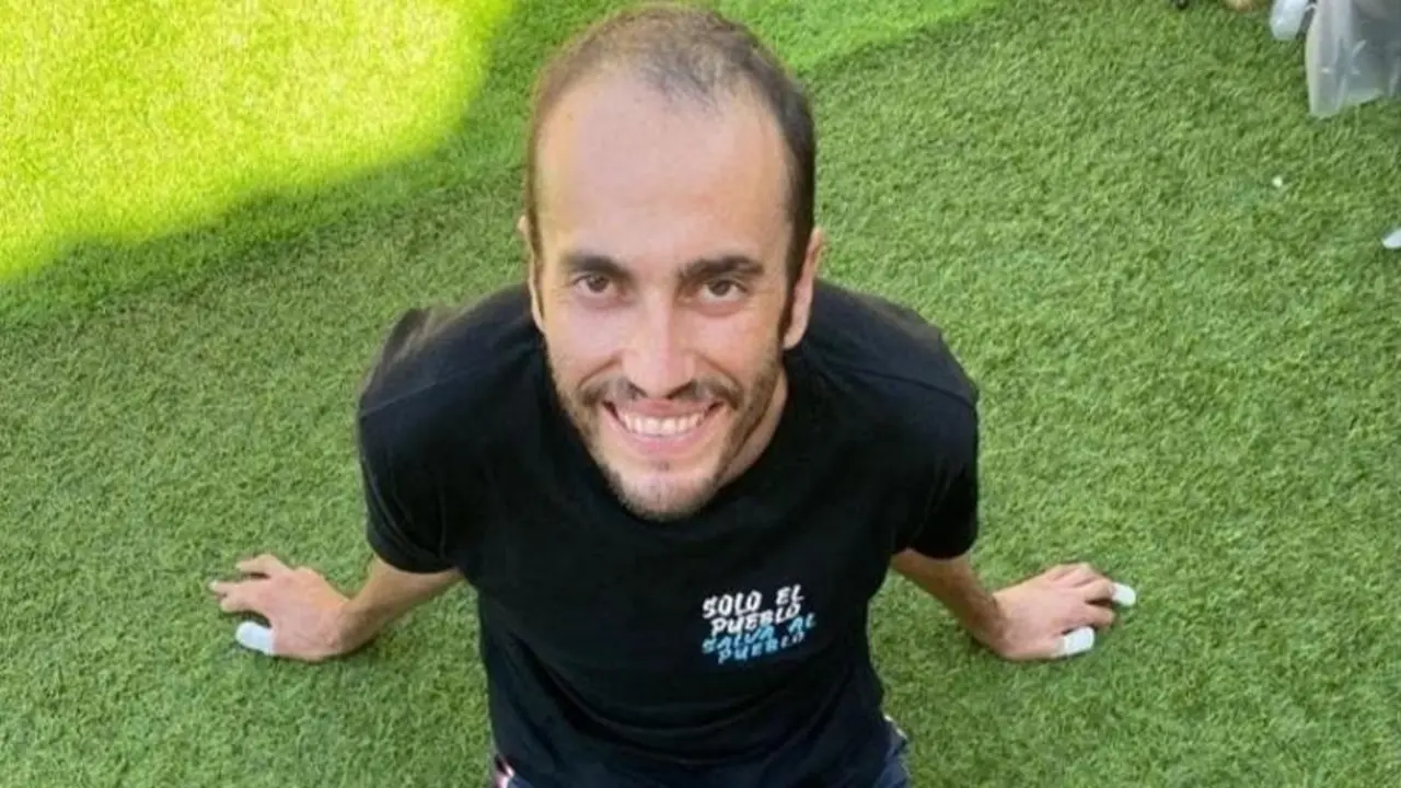 <p> Alberto, superviviente a una infecci&oacute;n que le dej&oacute; sin piernas, vuelve a caminar </p>