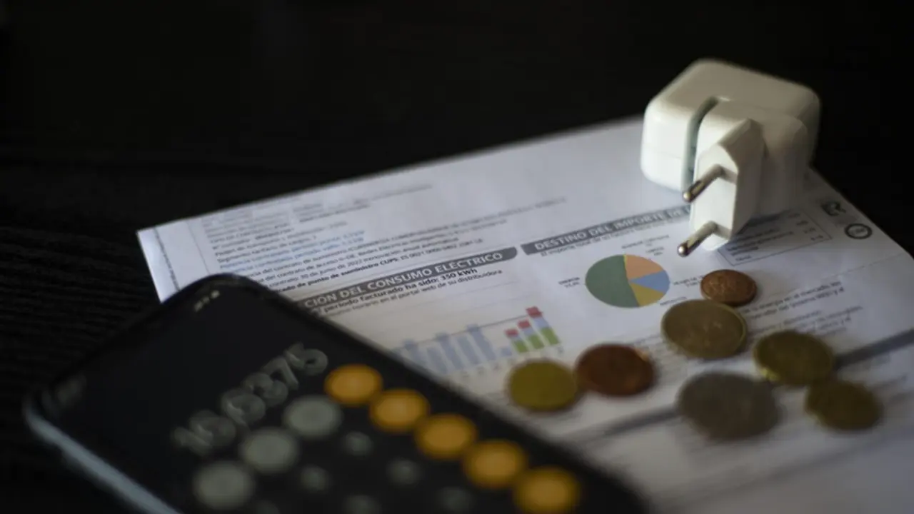 <p> Una factura del consumo de luz, a 10 de septiembre de 2021, en Madrid (Espa&ntilde;a). - Eduardo Parra - Europa Press </p>