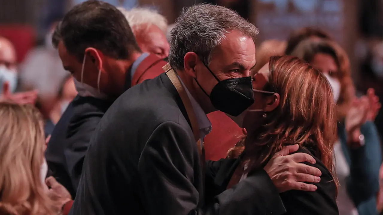 <p> El expresidente del Gobierno Jos&eacute; Luis Rodr&iacute;guez Zapatero saluda a la vicesecretaria general del PSOE, Adriana Lastra. - Rober Solsona - Europa Press </p>