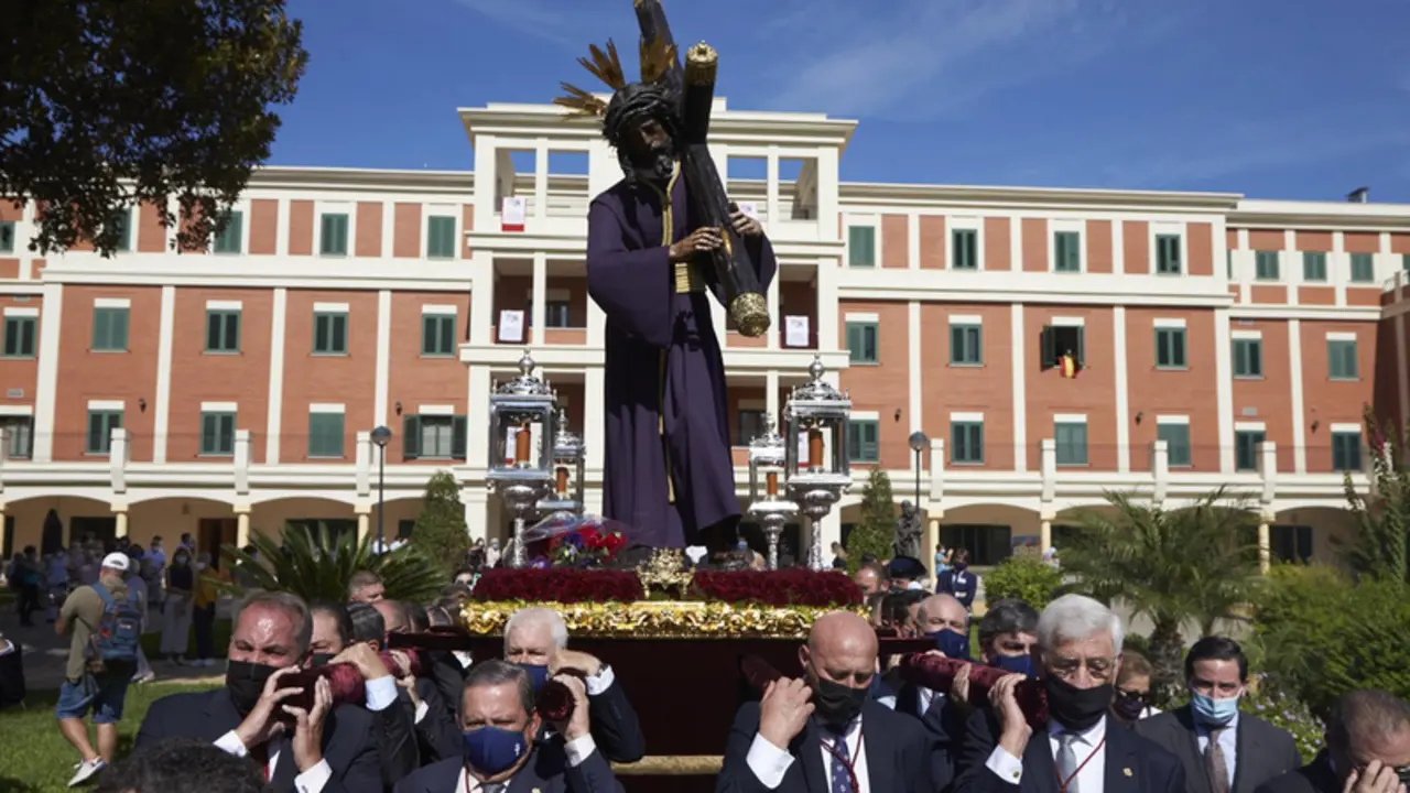 <p> Hermanos con cirios, portando mascarillas, durante la Santa Misi&oacute;n 2021 a 16 de octubre de 2021 en la Plaza de San Lorenzo de Sevilla (Andaluc&iacute;a, Espa&ntilde;a) - Joaquin Corchero - Europa Press </p>