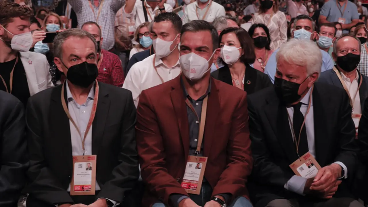 <p> (I-D) El expresidente del Gobierno, Jos&eacute; Luis Rodr&iacute;guez Zapatero, el presidente del Gobierno, Pedro S&aacute;nchez y el expresidente del Gobierno, Felipe Gonz&aacute;lez, participan en el acto de apertura oficial, enmarcado en la segunda jornada del 40 Congreso Federal - Rober Solsona - Europa Press </p>