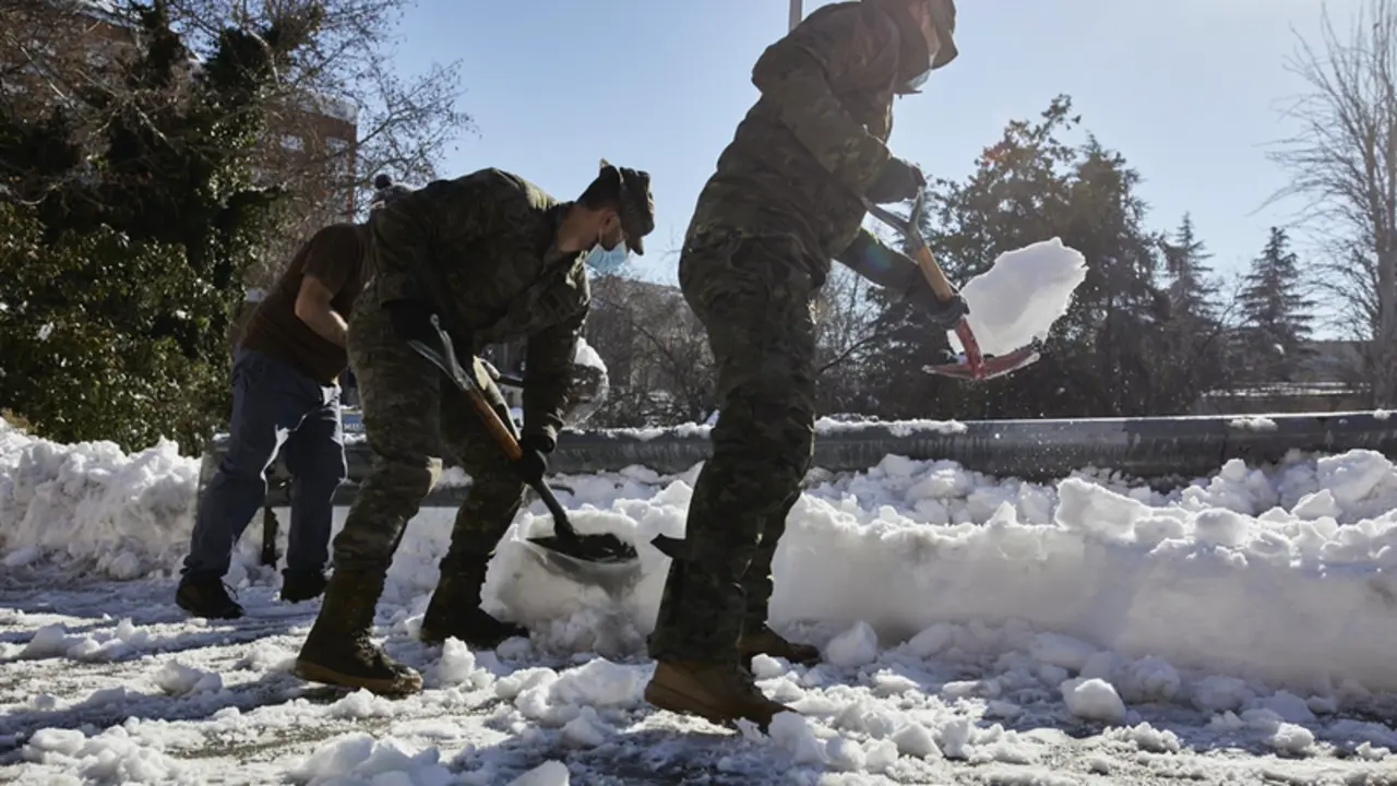 <p> Militares del Ej&eacute;rcito de Tierra limpian el acceso de entrada al Hospital Gregorio Mara&ntilde;&oacute;n, en Madrid - Jes&uacute;s Hell&iacute;n - Europa Press </p>
