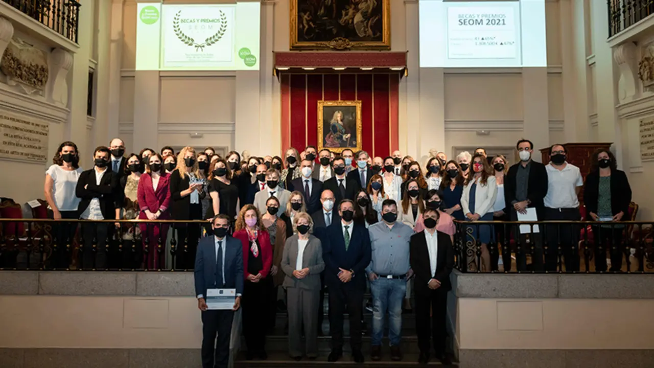 <p> Entrega de las becas a los becados por SEOM </p>