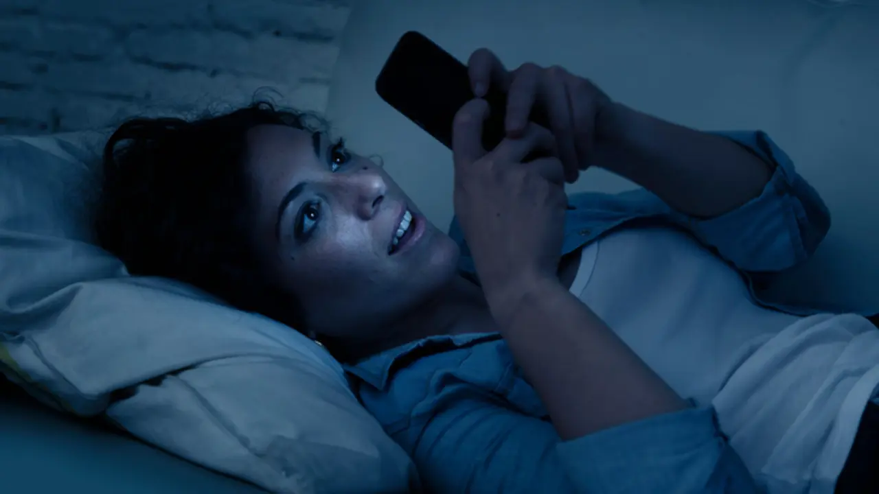 <p> Mujer usando excesivamente el tel&eacute;fono m&oacute;vil </p>