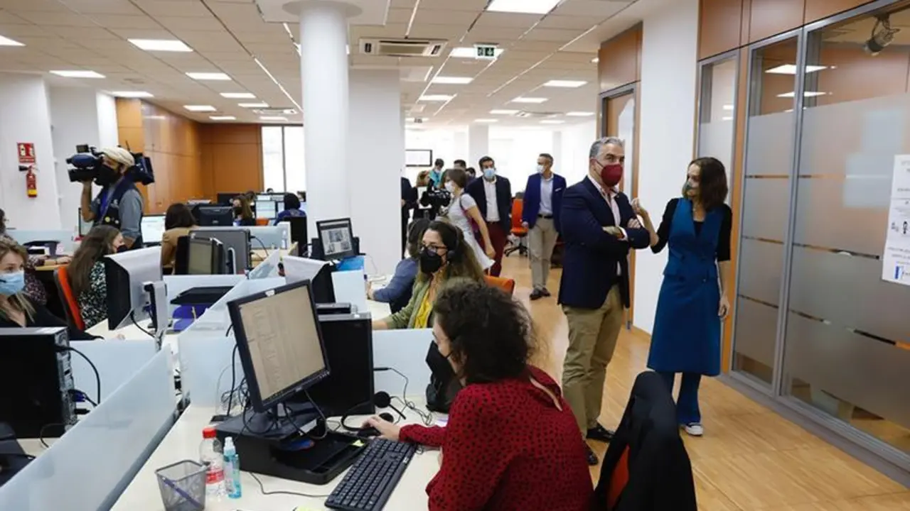 <p> El consejero El&iacute;as Bendodo, durante su visita a la sede de Grupo V&eacute;rtice </p>