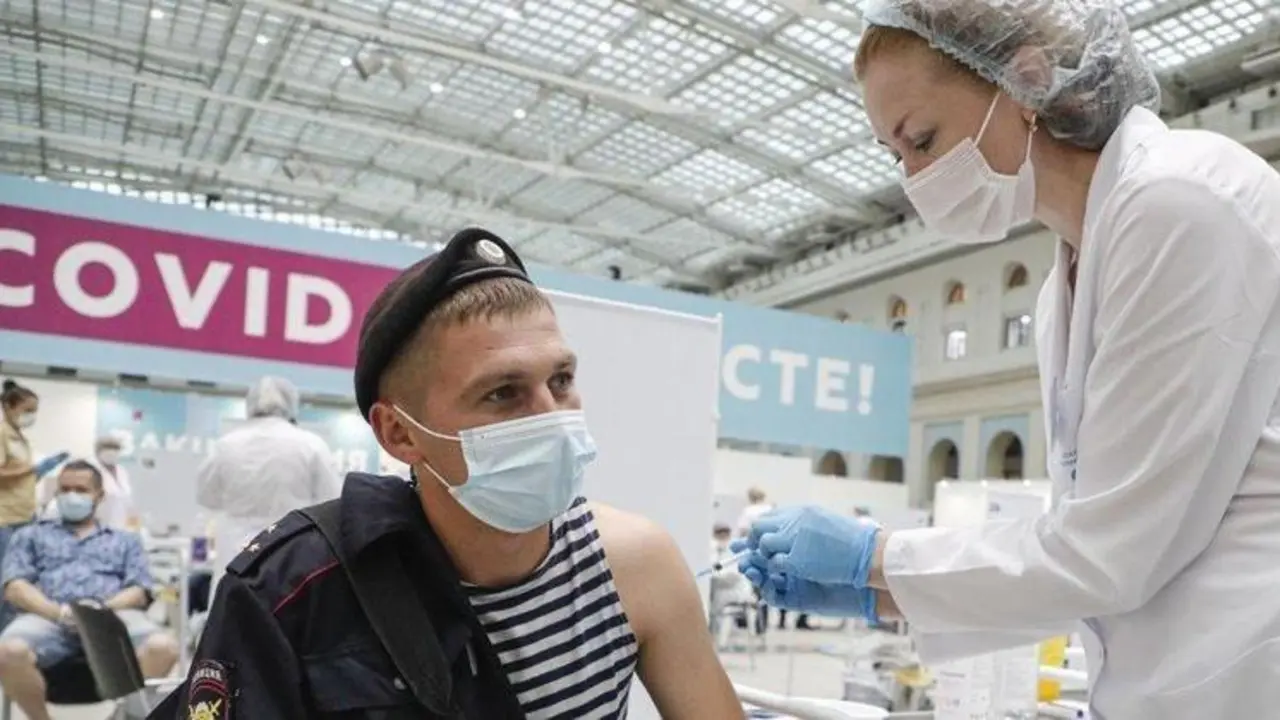 <p> Ciudadano ruso recibiendo la vacuna contra el Covid </p>