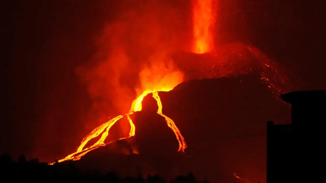 <p> Las coladas de La Laguna contin&uacute;an avanzando con un "enorme aporte de energ&iacute;a" hacia el mar </p>